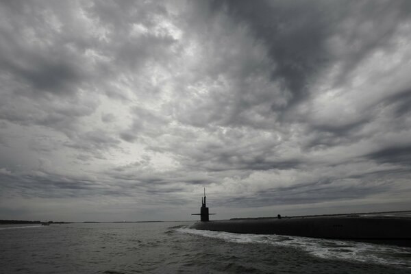 Корабли нашей армии в штормящем море