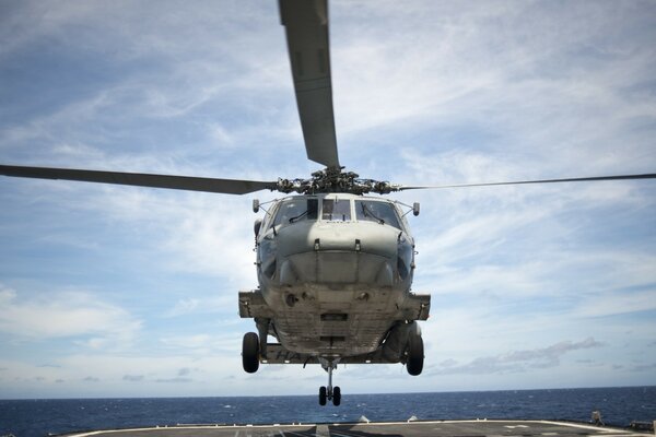 Hélicoptère au-dessus de la piste sur le navire