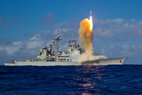 Entrenamiento de tiro en el mar desde un buque de guerra