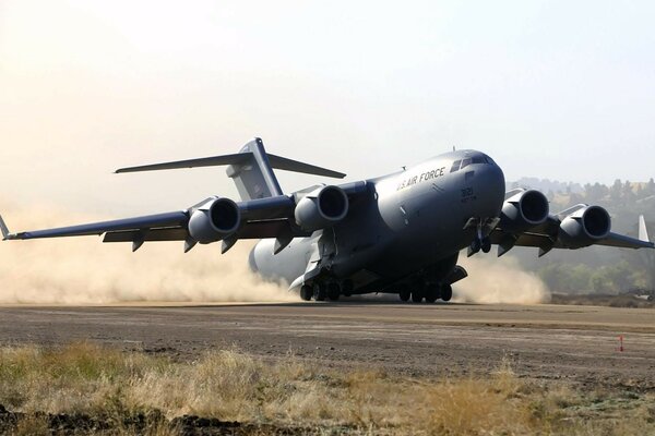 Militärflugzeug landete am Flughafen