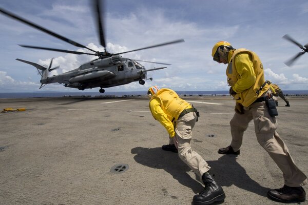 Despegue de helicópteros de aviación militar