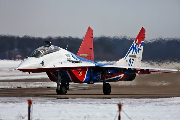 Grand avion sur fond d hiver