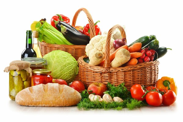 Корзины с овощами и бутылкой вина