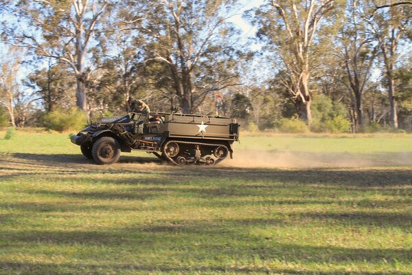 Coche del ejército en ejercicios en el bosque