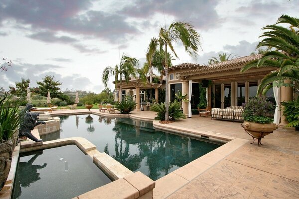 Pool in einem Luxushotel