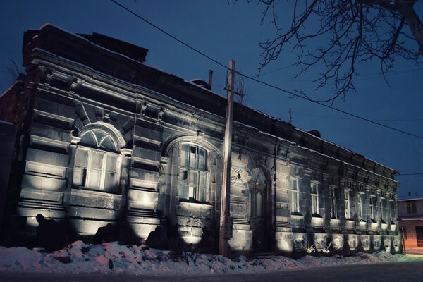 Casa Comercial antiga com iluminação