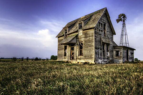 Altes Haus steht im Feld