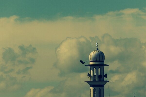 Turm der Moschee auf dem Hintergrund der Wolken