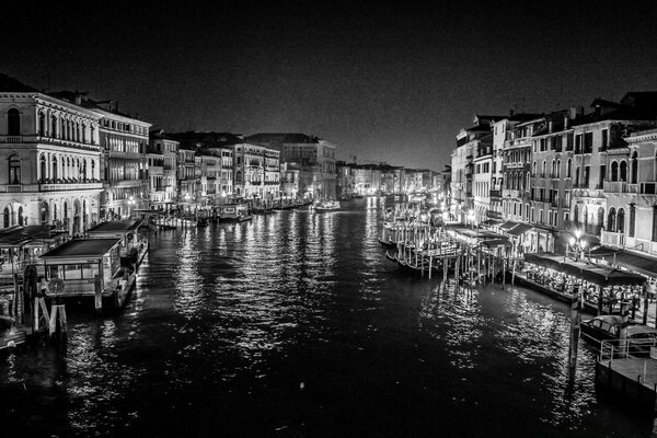 Venezianischer Markt in dunklen Farben