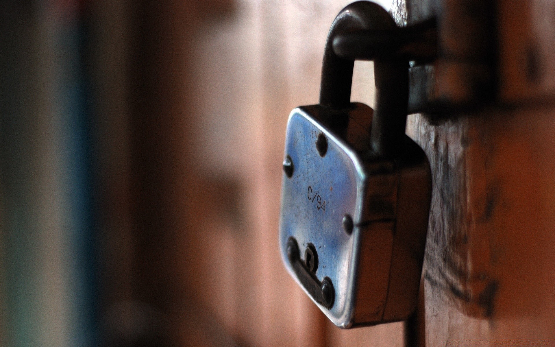 vintage di sicurezza in acciaio di sicurezza interna di ferro serratura della porta di accesso di legno vecchio sfocatura arrugginito retro segreti