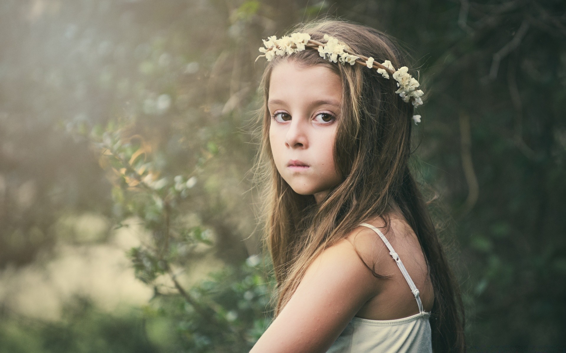 vintage nature fille mode portrait modèle belle femme été à l extérieur cheveux unique sexy jolie robe