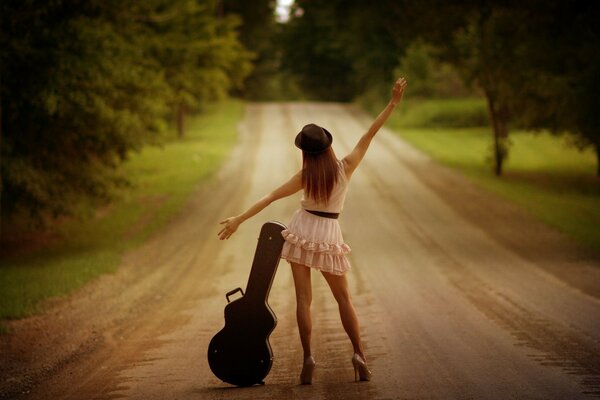 Menina adulta romântica com guitarra