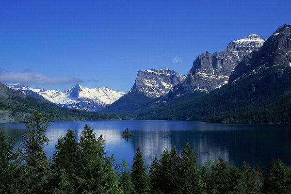 La superficie del lago en el fondo de las montañas cubiertas de nieve