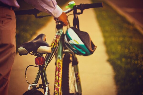 Un vélo avec un casque porte un homme