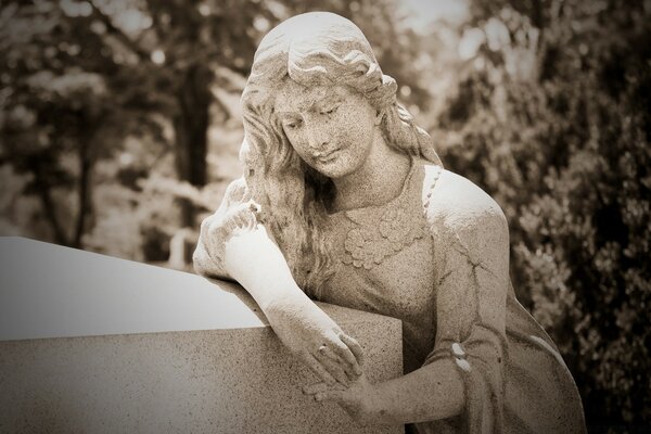 Retrato Vintage con triste estatua de la Virgen