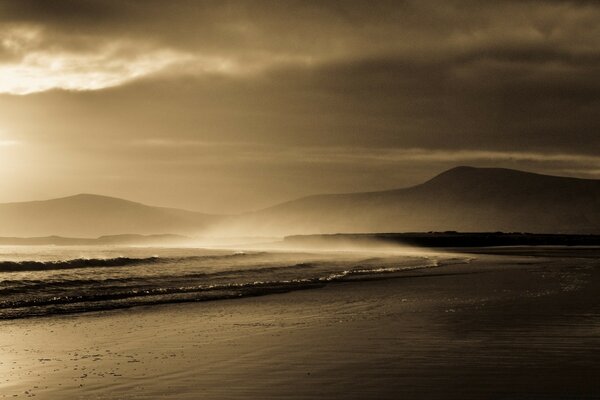 Beau coucher de soleil sur mer