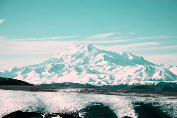 Montagne innevate visibili all orizzonte