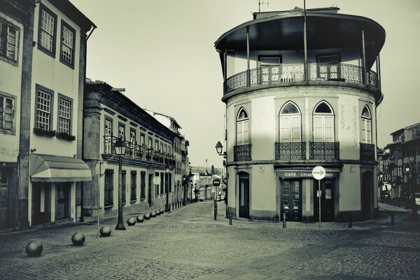 Marcher parmi les rues grises