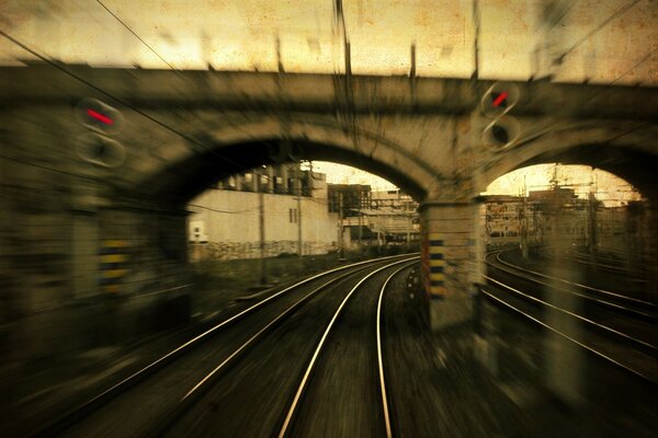 Strada lunga sulla pista del treno