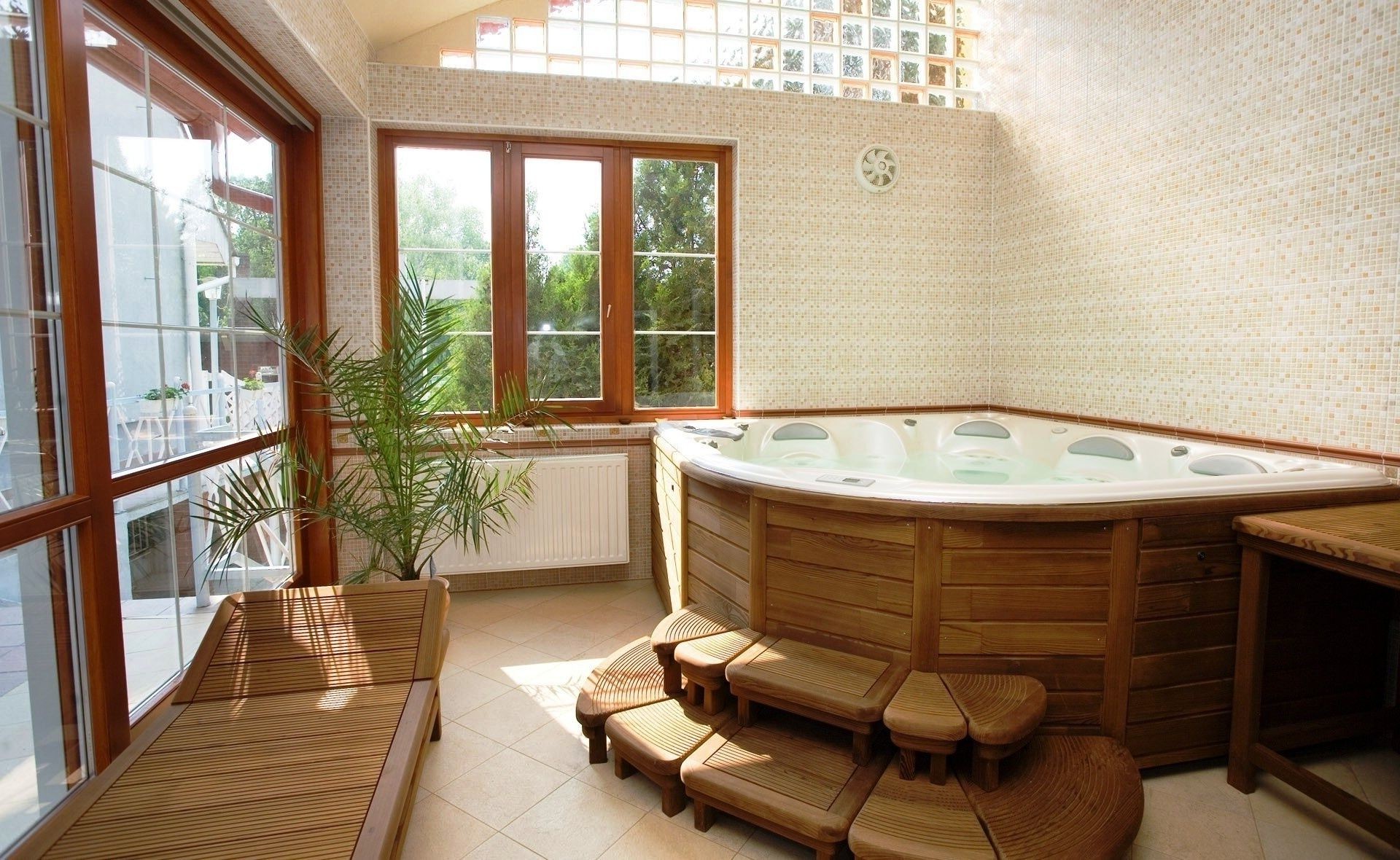 badezimmer möbel zimmer drinnen fenster ort haus haus tisch stuhl innenarchitektur boden wohnung modern familie luxus innen eigentum holz teppich