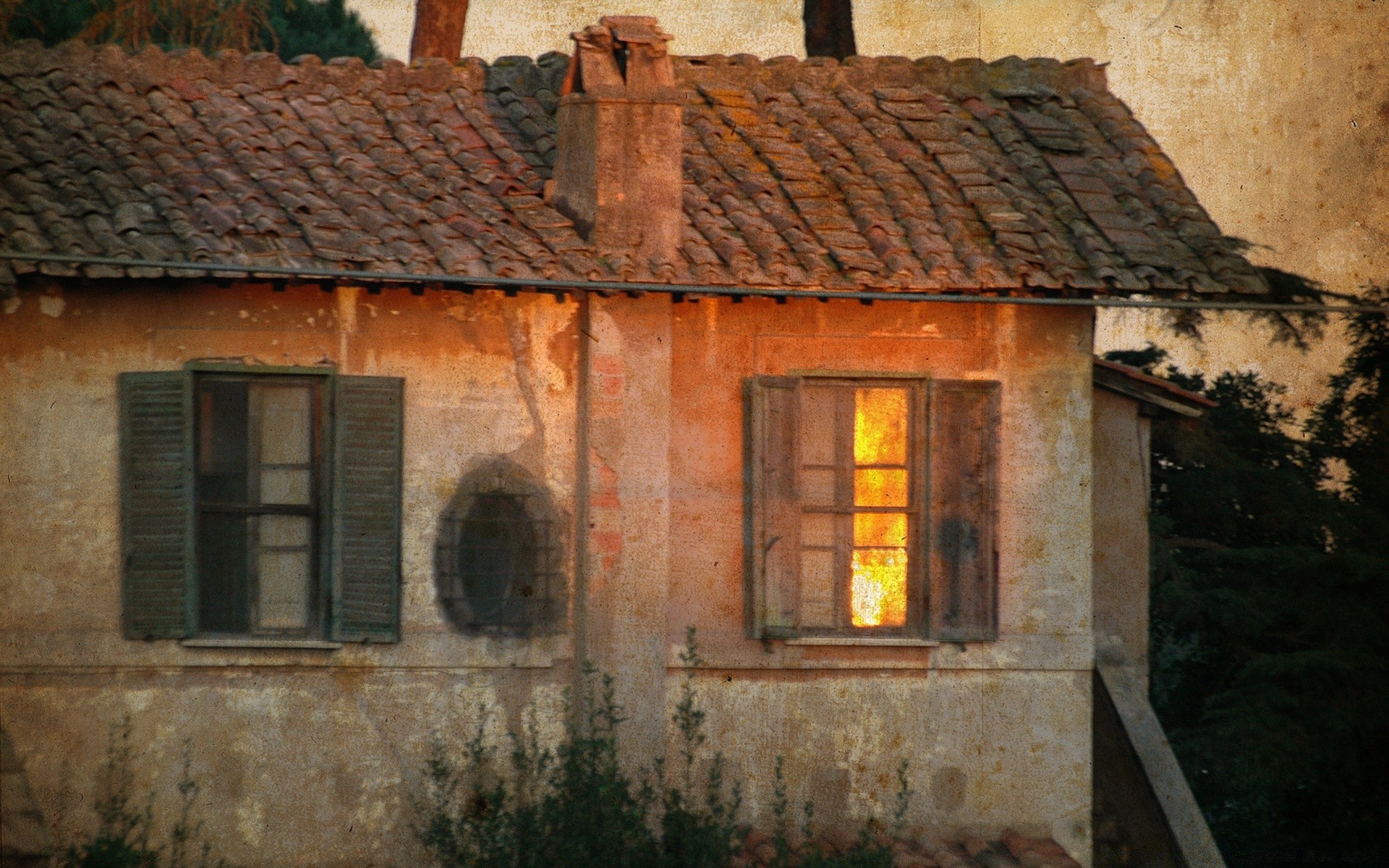 vintage casa casa arquitetura janelas velho família telhado casa parede bangalô rústico construção decadência exterior abandonado expressão madeira luz do dia