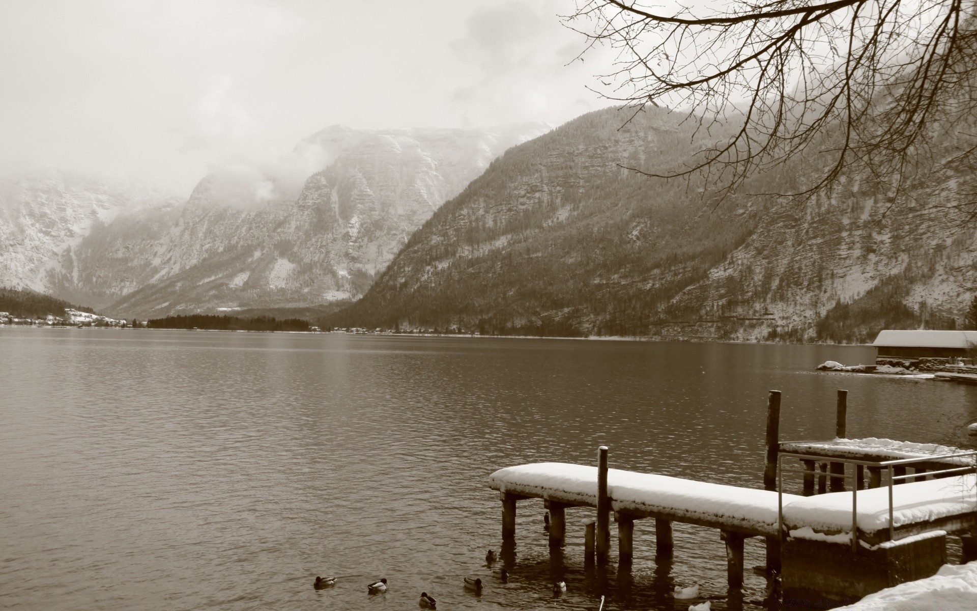 vintage água lago névoa rio paisagem neve reflexão embarcações névoa inverno monocromático montanhas viagem amanhecer carro árvore