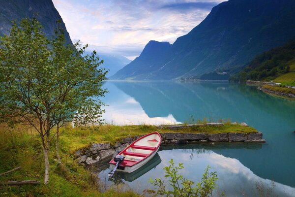 Voyage sur les îles séduisantes à travers la plus pure surface du lac