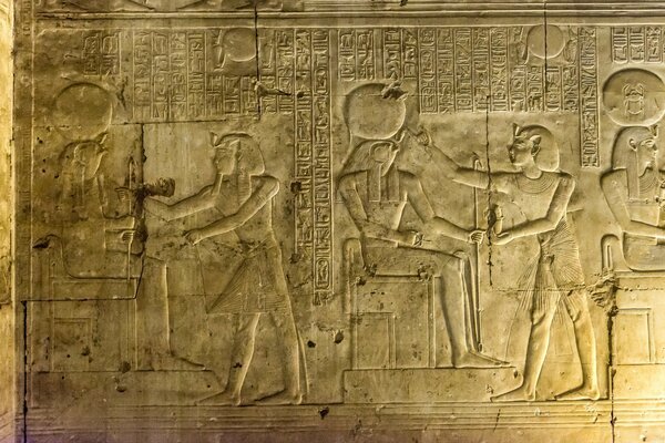 Kunstzeichnungen an den Wänden in Ägypten