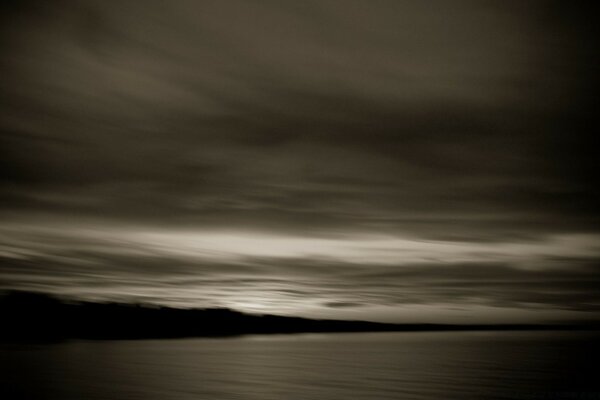 Fotografía en blanco y negro de la costa antes de la tormenta