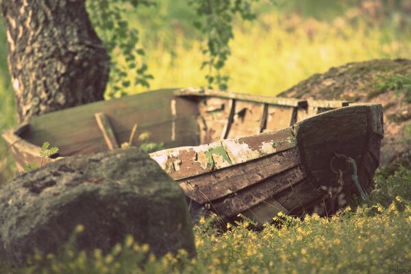 An old boat between the rocks in nature