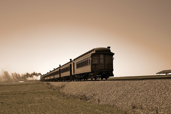 Vintage tren mesafeye doğru koşuyor