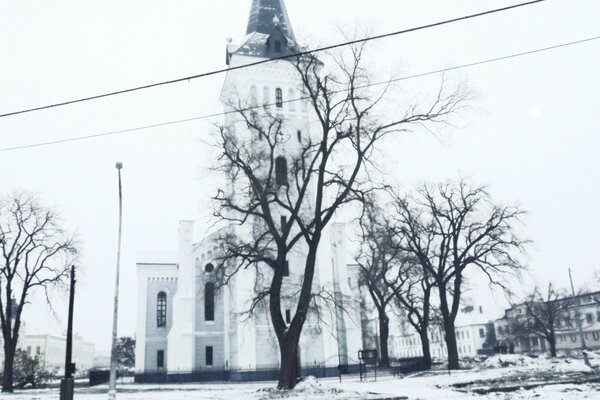 Старинное здание на открытом воздухе зимой