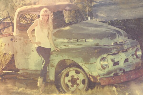 Vintage-Foto. Mädchen und SUV