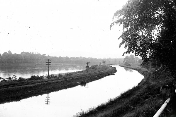 Chemin de fer passant entre deux rivières