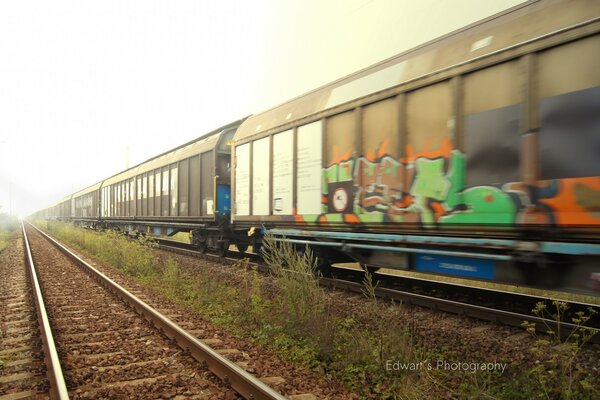 Bellissimi vagoni ferroviari graffiti scarabocchiati