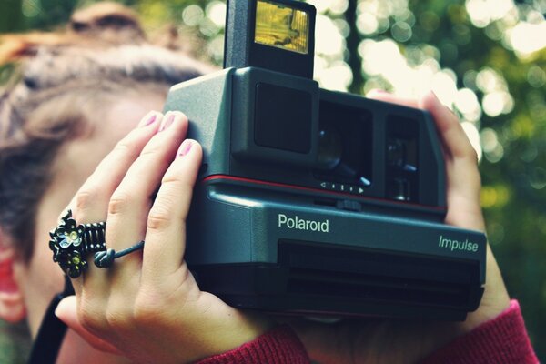 Ragazza scatta foto Polaroid nella foresta