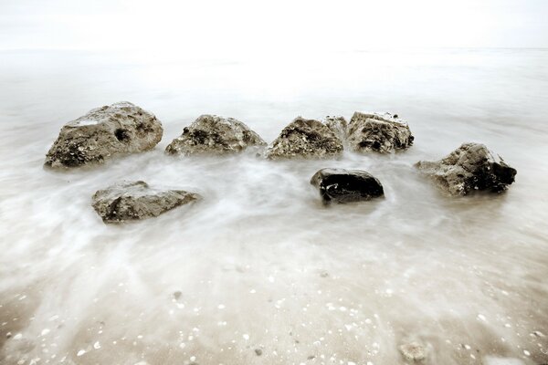 Grandes piedras en el agua de mar