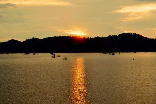 Die untergehende Sonne spiegelt sich im Wasser wider