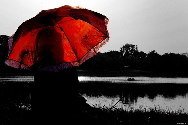 Винтажное черно-белое изображение девушки с красным зонтиком