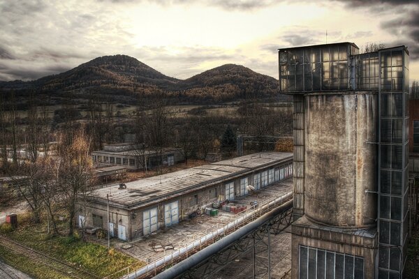 Edifícios abandonados em tempo nublado