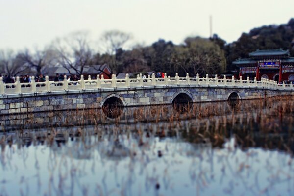 Schöne alte japanische Brücke