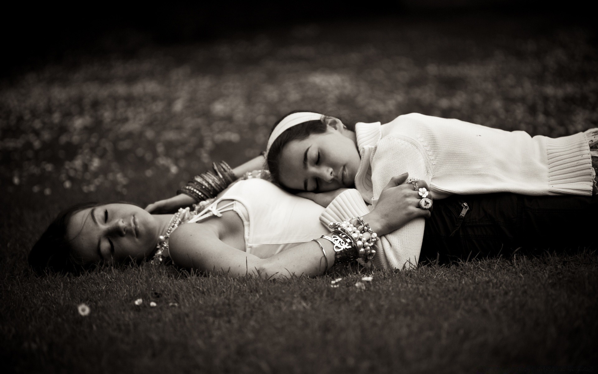 vintage monocromo uno retrato chica niño mujer adulto niño reclinado parque sueño hierba dos desgaste