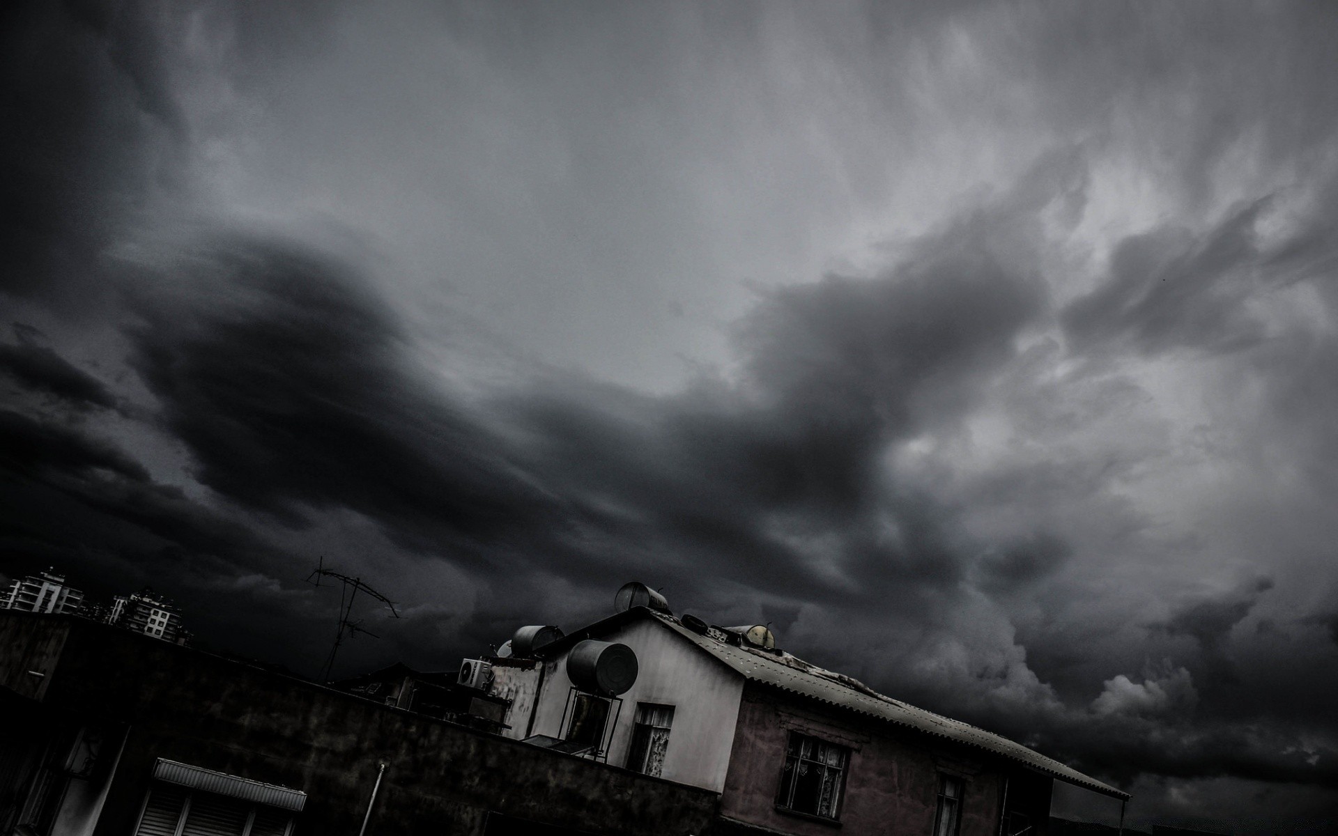 jahrgang sturm monochrom regen rauch gewitter wetter dunkel katastrophe himmel schwarz / weiß blitz licht landschaft dramatisch nebel moody straße kontrast sonnenuntergang