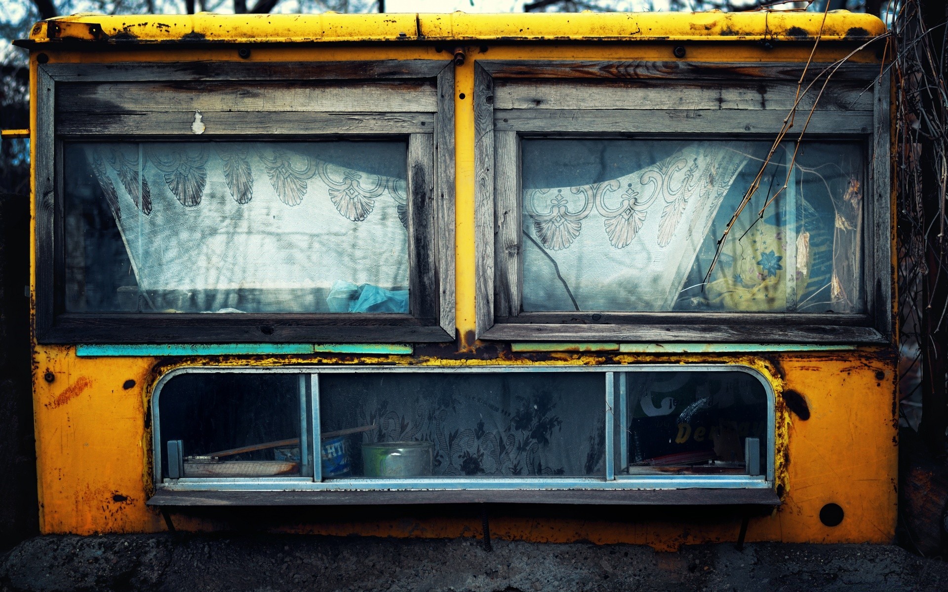 vintage graffiti voiture abandonné urbain rue sale vieux mur rouillé système de transport vandalisme bois bus cassé ville rétro