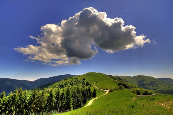 山与云在夏季景观