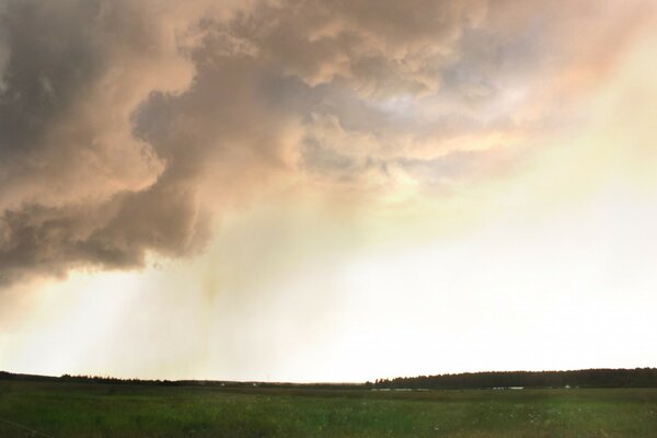 Felder und Himmel vor dem Regen