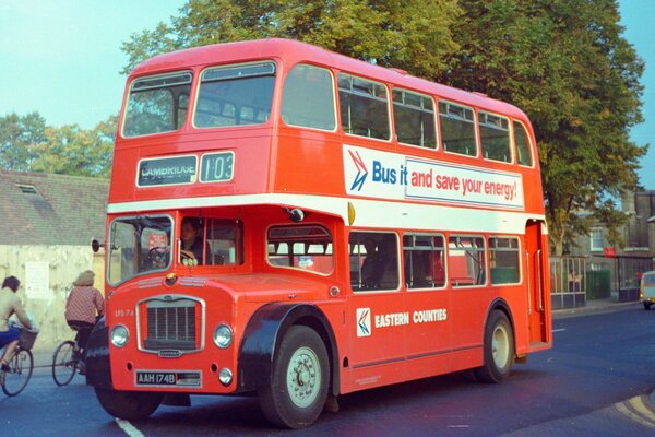 Ônibus vermelho de dois andares na estrada