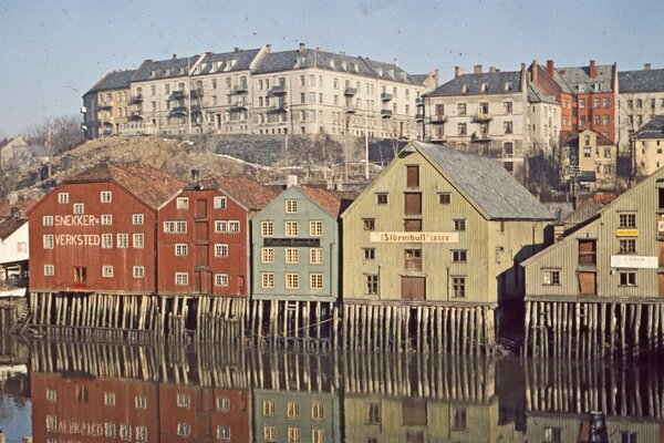 Reflejo de la ciudad en el agua arquetectura