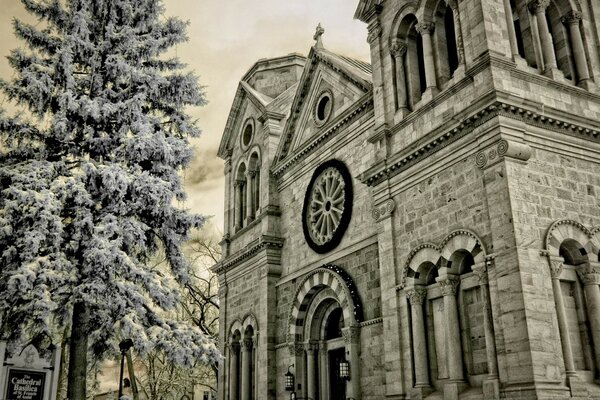 Casa de la iglesia con árbol de Navidad en invierno