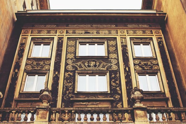 Venezianische Fenster am schwarzen Haus